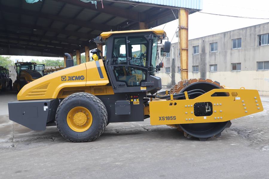 Фотография Каток одновальцовый грунтовый с гидравлическим полным приводом XS185S