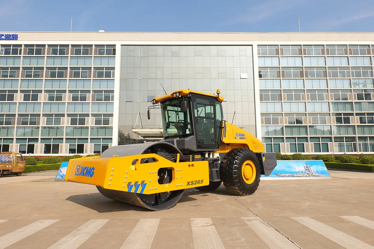 Фотография Каток одновальцовый грунтовый с гидравлическим полным приводом XS265