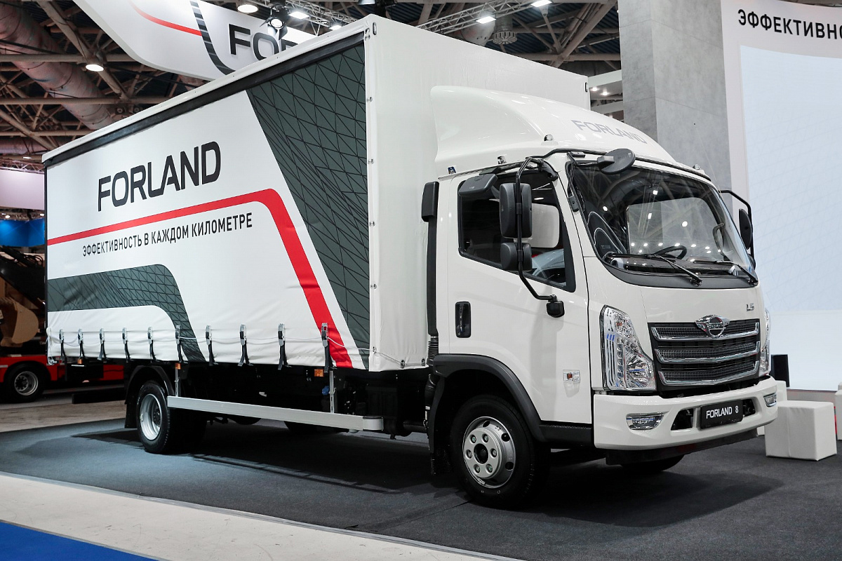 Фотография Forland 8 со сдвижным тентом